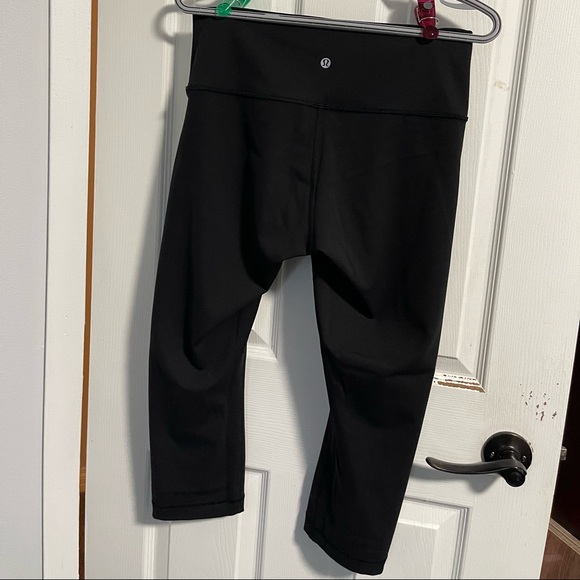 Lululemon Wunder Under Crops - Picture 2 of 2